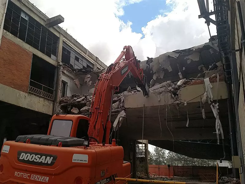Demolição controlada com implosão de edifício executada pela Demolidora M.R.E.
