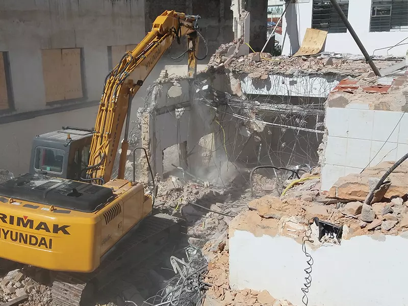 Demolição de casa residencial com escavadeira hidráulica pela Demolidora M.R.E.