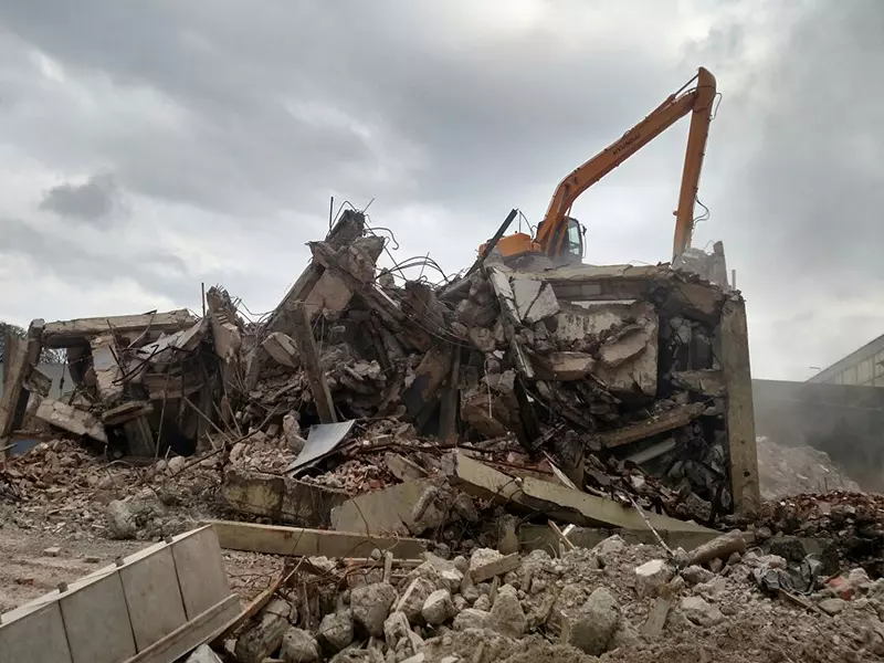 Terreno limpo após demolição de casa com remoção completa de entulho