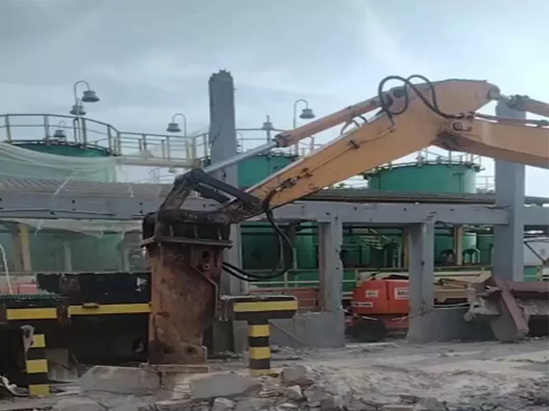 Demolição mecânica de estrutura de concreto com escavadeira hidráulica pela Demolidora M.R.E.