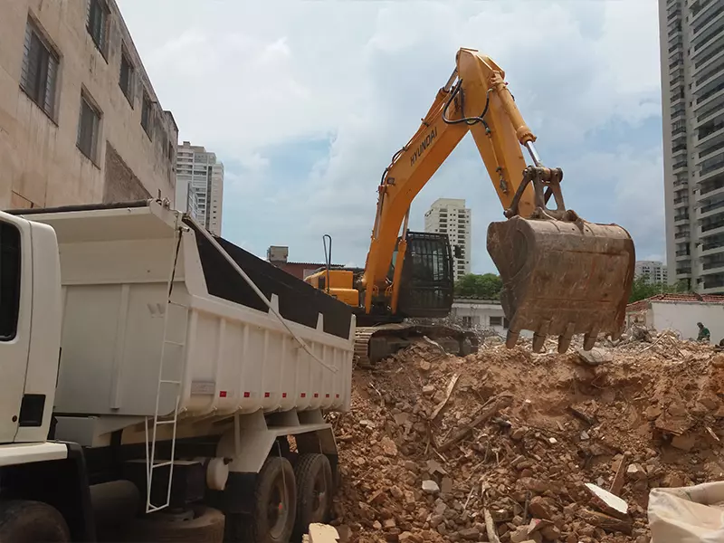 Terreno limpo após demolição realizada por demolidora em Sumaré