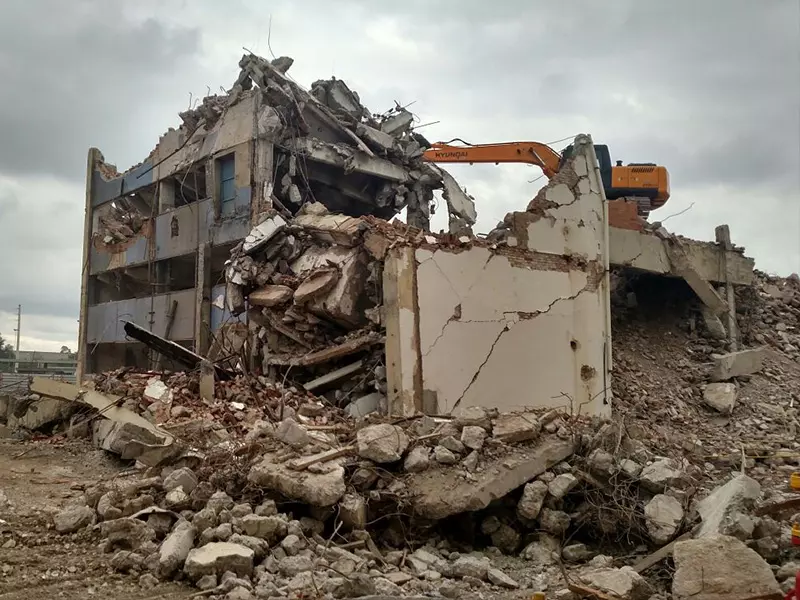 Desmonte industrial com preservação de equipamentos pela Demolidora M.R.E.