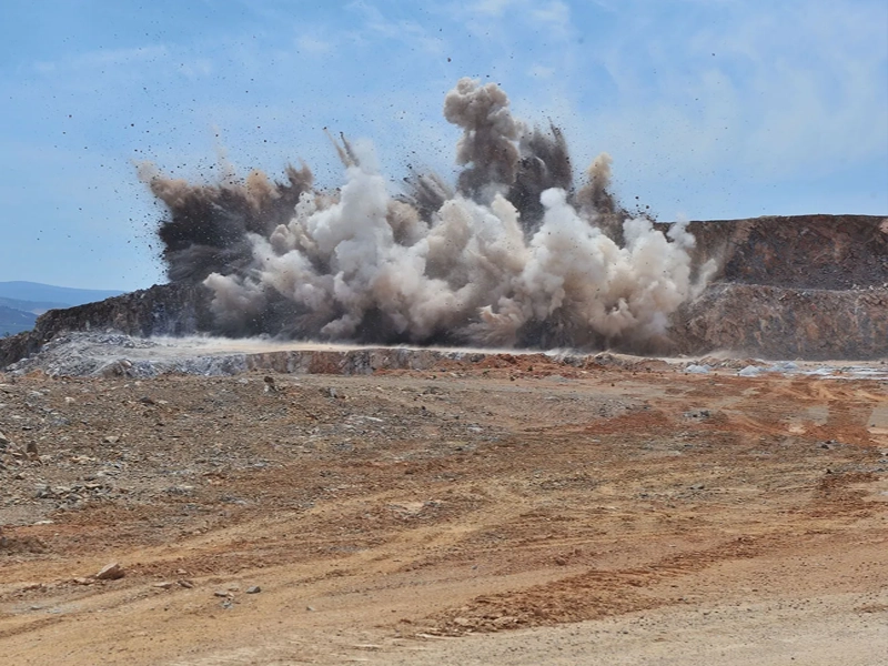 Fragmentação controlada de rocha em obra de infraestrutura